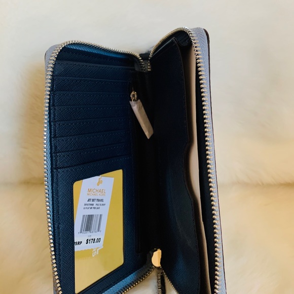 Michael Kors Jet Set Travel LG Flat Wristlet - Picture 6 of 6